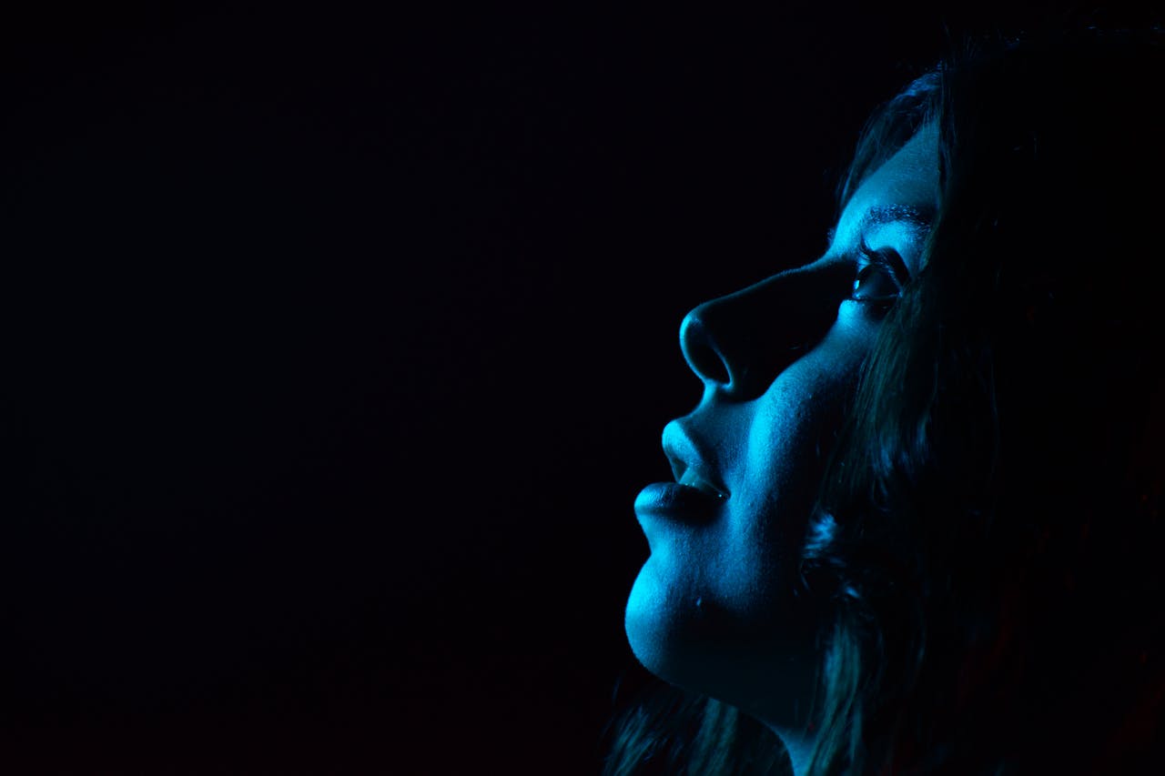 Does Blue Light Contribute to Skin Aging? Here's What Science and Experts Say