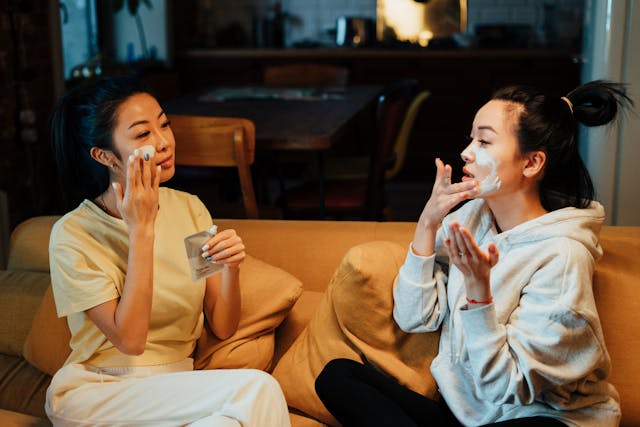 Azelaic Acid vs Salicylic Acid: Which One is Best for Acne, Redness & Pores?
